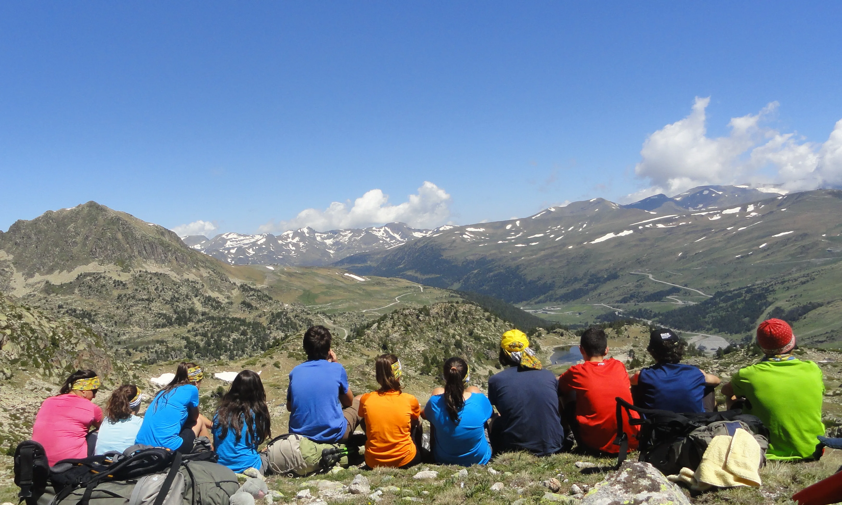 Membres de l'Agrupament Escolta i Guia Erol durant una excursió.