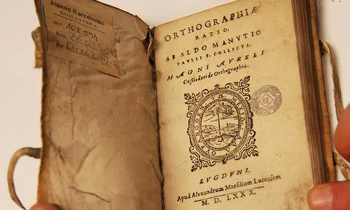 El llibre "Ortographia" data de 1580. Fotografia de l'Ateneu Barcelonès