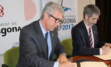L'alcade Ballesteros i Ramon Bonastre signant el conveni. Font: La Vanguardia