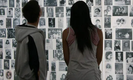 Imatge: UNESCO, sobre la memòria de l'Holocaust