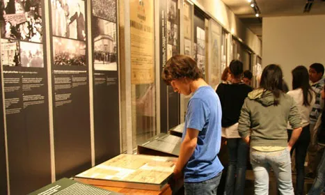 Imatge: UNESCO, sobre la memòria de l'Holocaust