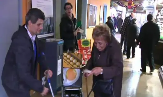 Promocionant el Mercar als mercats. Fotograma del vídeo de BTV