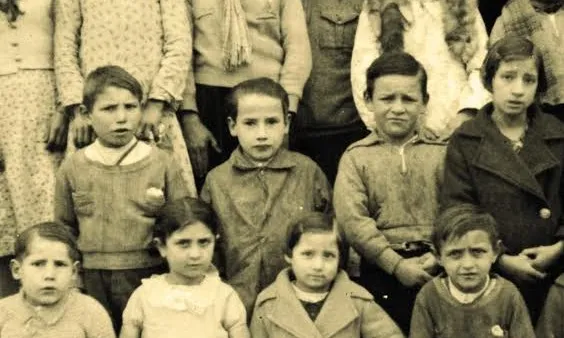 La fotografia del professor Benaiges amb els seus alumnes a la porta de l'escola