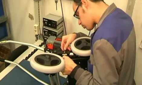 Taller d'Esclatec produïnt el Mercar. Fotograma del vídeo de BTV