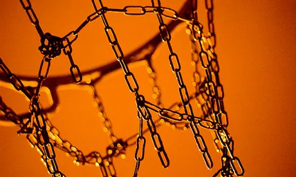 Un triple per la infancia, imatge d'una cistella de bàsquet
