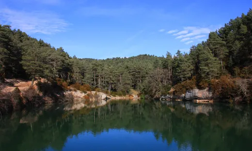 Llac a la zona de Capolat (Berguedà), on hi ha 4 terrenys d'acampada.