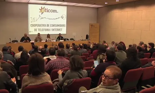 Presentació d'Eticom a El Prat de Llobregat. Fotograma del vídeo de GatsTV