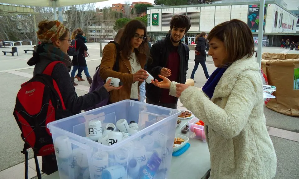 Voluntaris la FAS i estudiants a una de les activitats de #ResSer (Font: FAS)