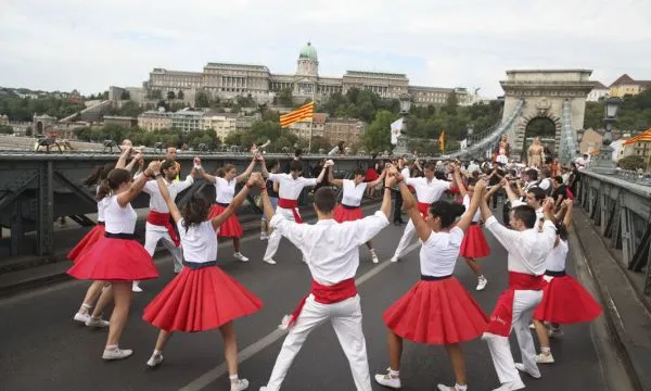 Una sardana durant l'Aplec 2013 celebrat a Budapest