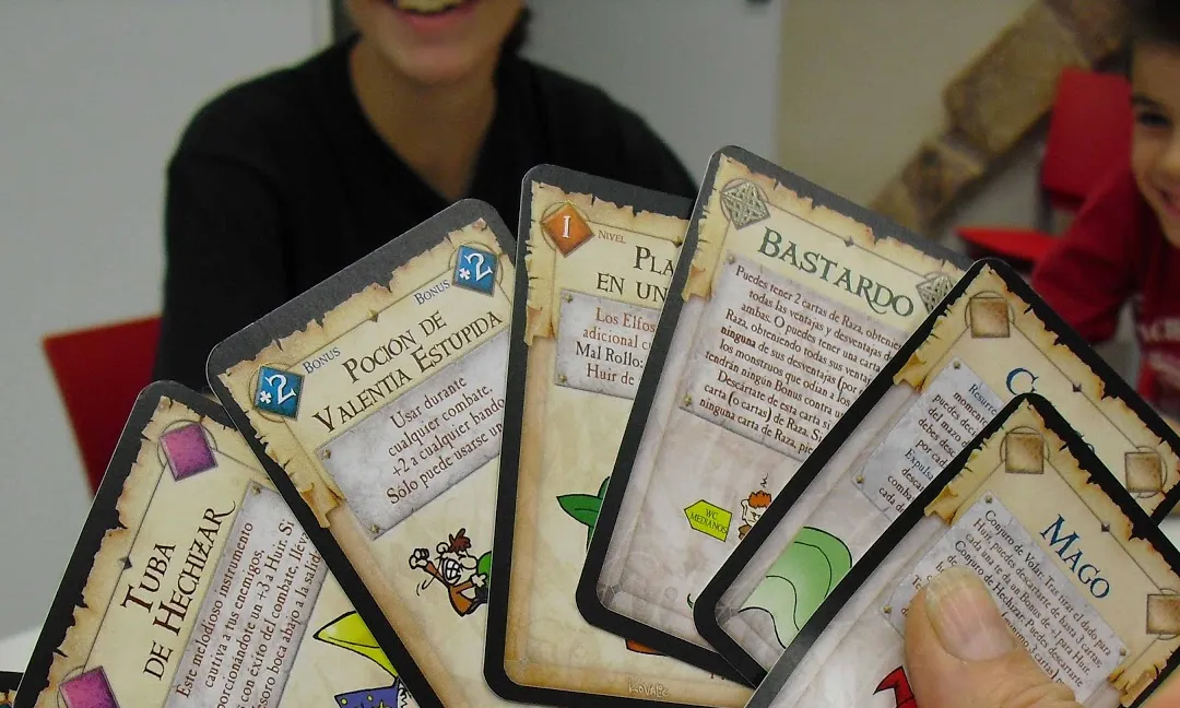 Jugant a un joc de cartes. Foto: Club Amatent