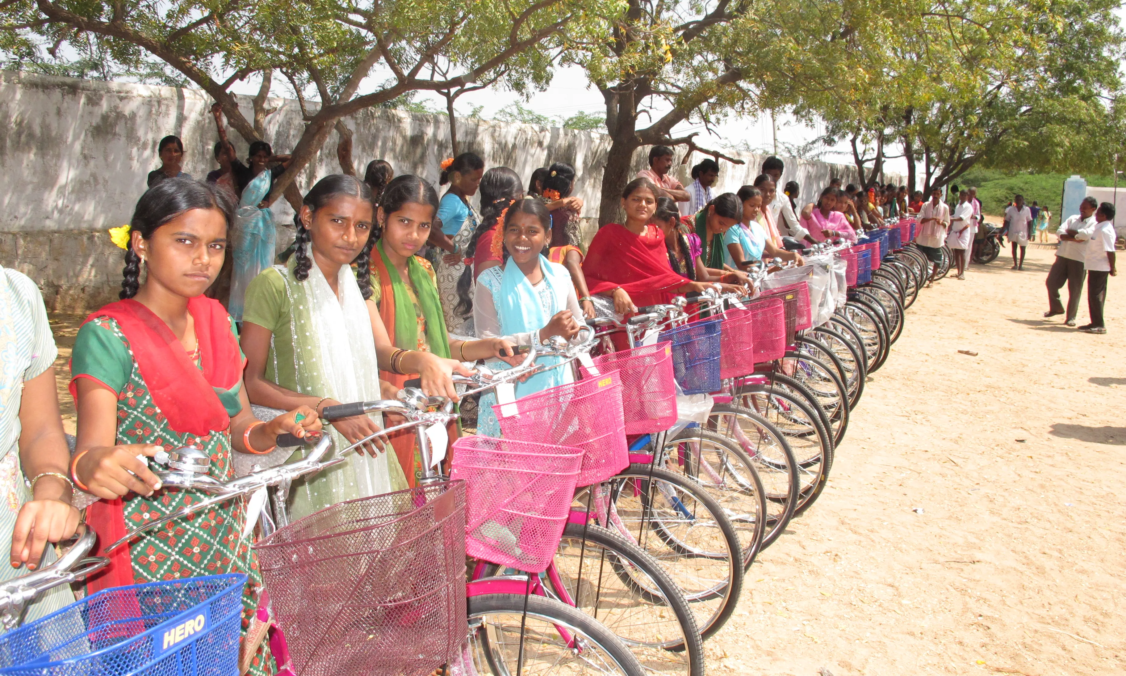  Donació de bicicletes a Anantapur, Índia (imatges: Bicicletas sin Fronteras)