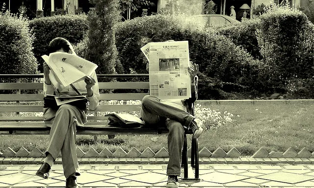 Dues persones llegint revistes_Hamed Saber_Flickr Dues persones llegint revistes_Hamed Saber_Flickr