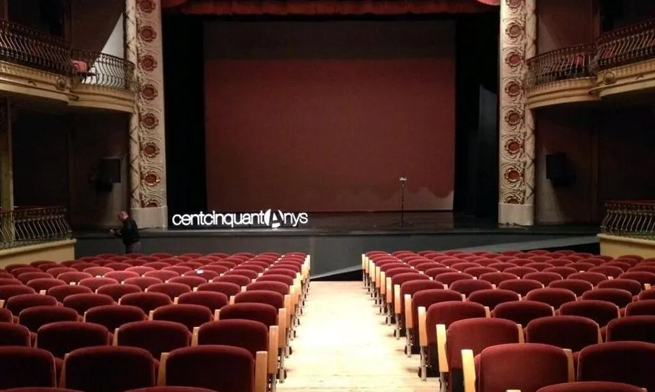 Teatre de l'Ateneu Igualadí preparat per l'inici de l'acte