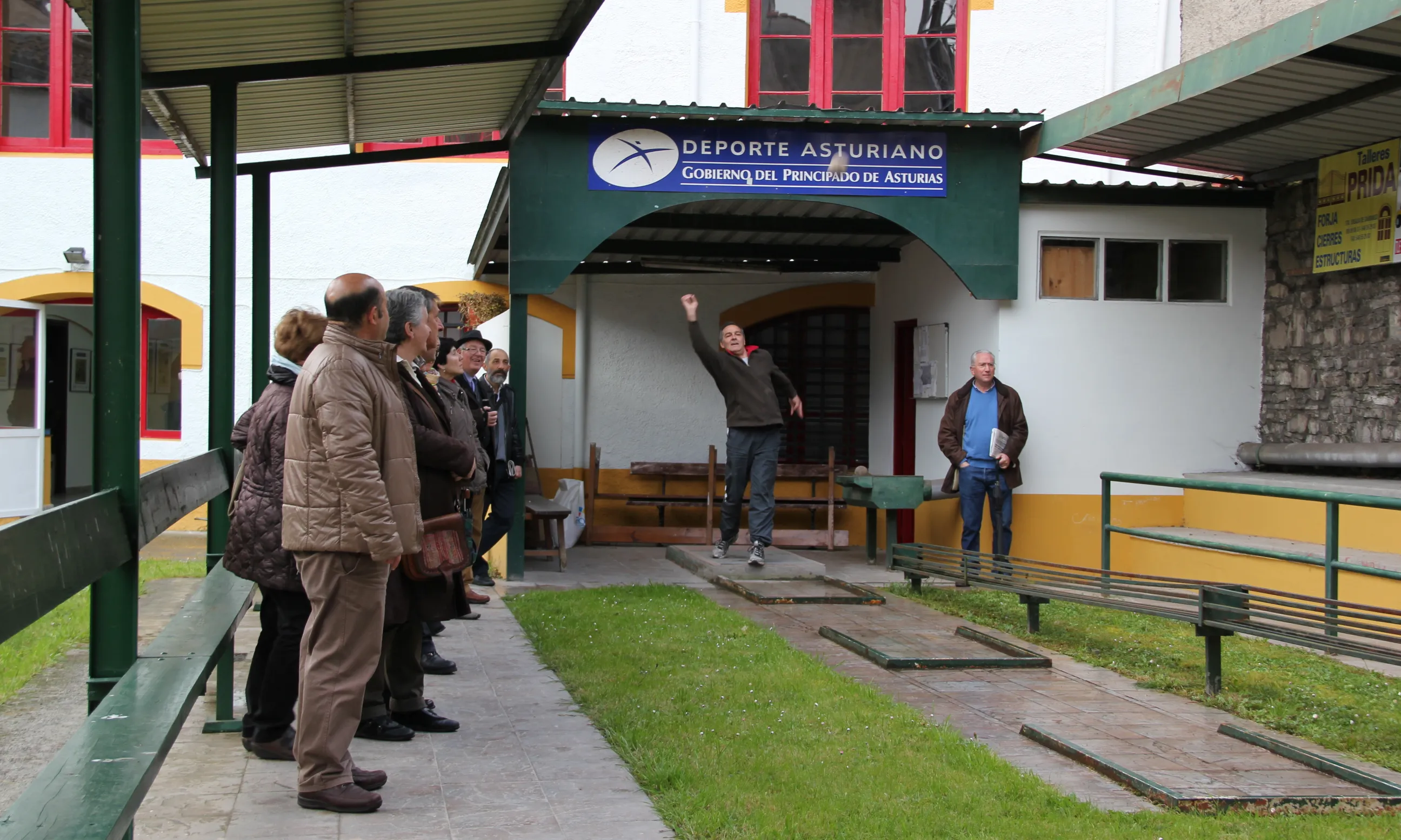 Demostració de bitlles asturianes a l'Ateneo Obrero de Villaviciosa