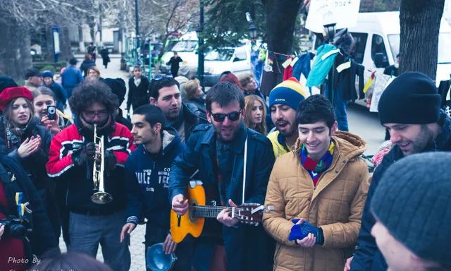 El preu d'un llibre és fer un concert, a la ciutat georgiana de Borjomi el 2014