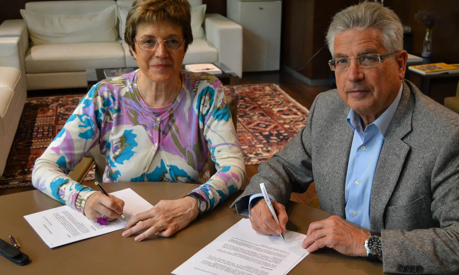 Francina Alsina (FCVS) i Lluís Romeu (FASVOL) firmant el conveni