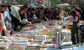 Parada de llibres per Sant Jordi. Font: ca.wikipedia.org