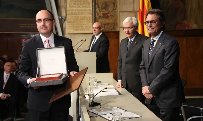 El president de la Federació d'Ateneus recull la Creu de Sant Jordi