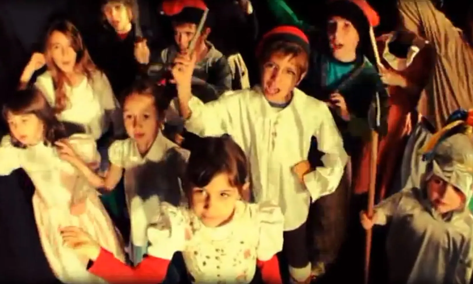 Nens i nenes que participen al vídeoclip.