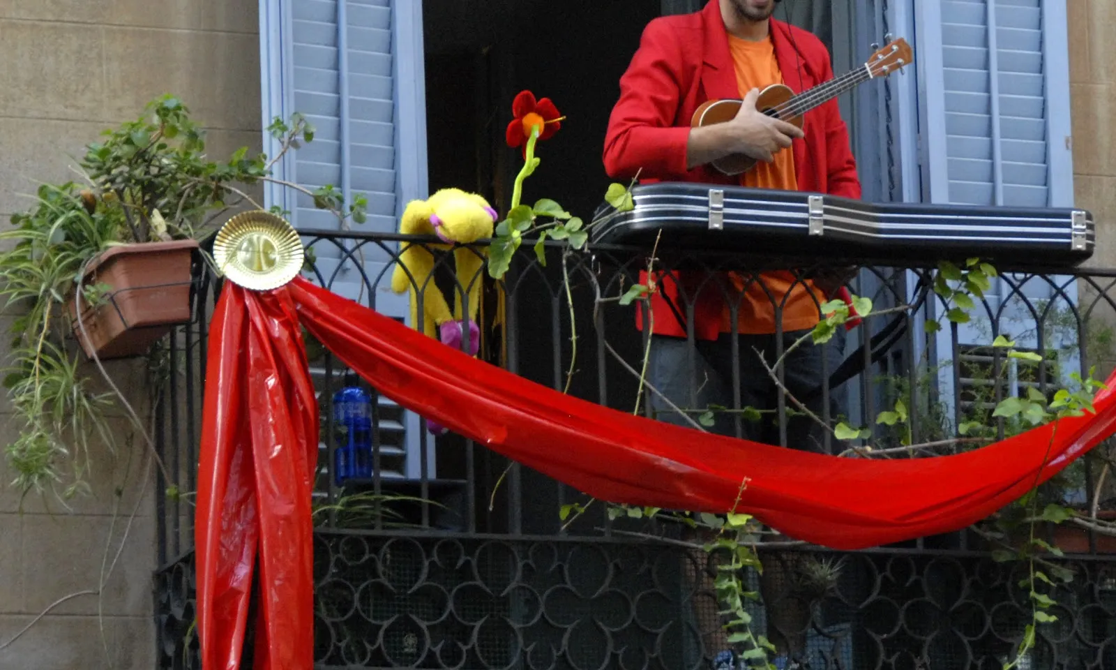 Artista participant al "Fes-te els balcons". Fotografia: DyA, de la Rosa
