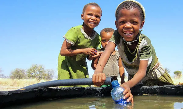 El poble boiximà, una de les comunitats del sud d'Àfrica. © Survival Int.