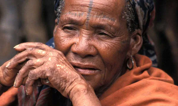 Caçar per sobreviure, o ser furtiu, o fer “esport”. © Survival International