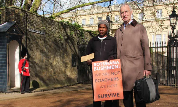 Jumanda Gakelebone amb el seu advocat, a Londres. © Survival International
