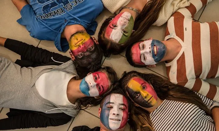 Joves amb la cara pintada. Font: Facebook de la Comissió Europea