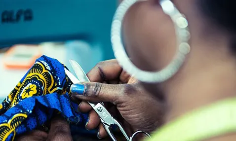 Dona Kolors és una marca social de complements de moda i de la llar