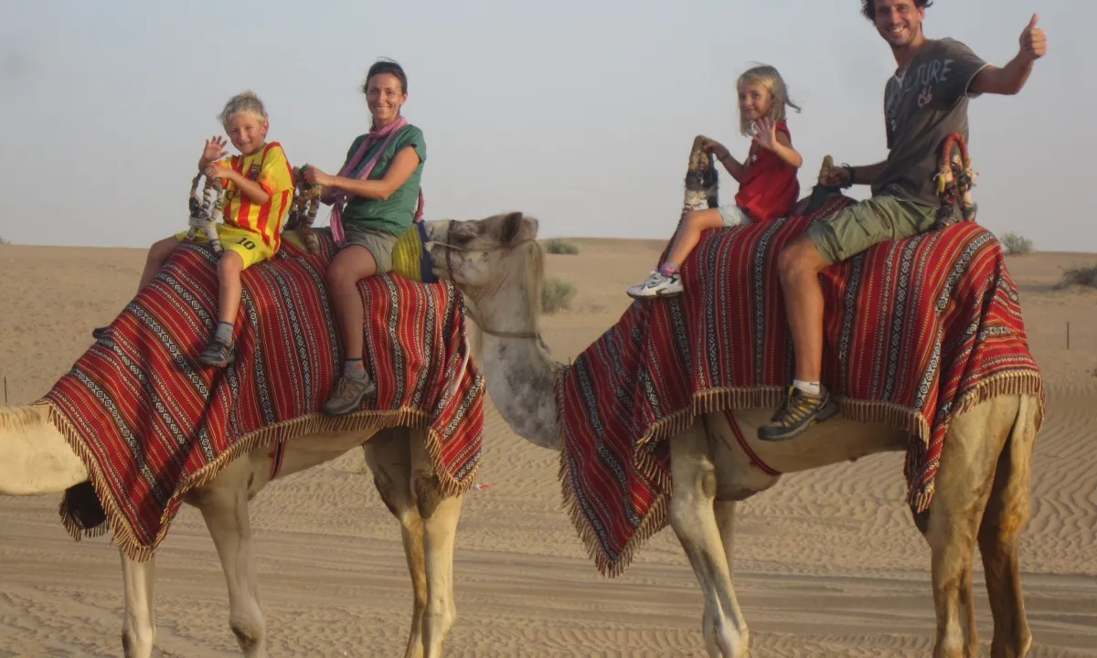 La família sobre camells als Emirats Àrabs Units