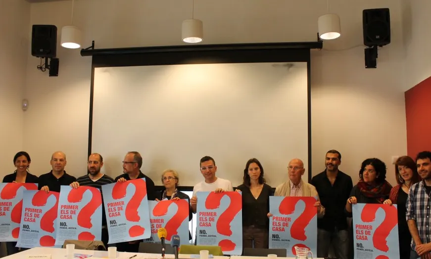 Foto de grup en la presentació de la campanya antiracista No votis injustícia