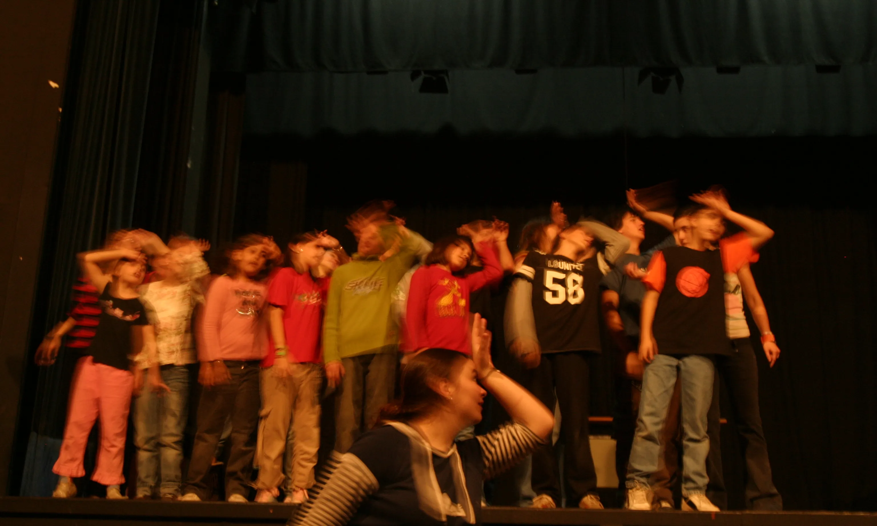 Grup de teatre amateur amb la seva directora voluntària