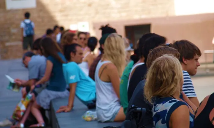 Gent davant del MACBA. Foto: Rosalba Casalnuovo (Flickr)