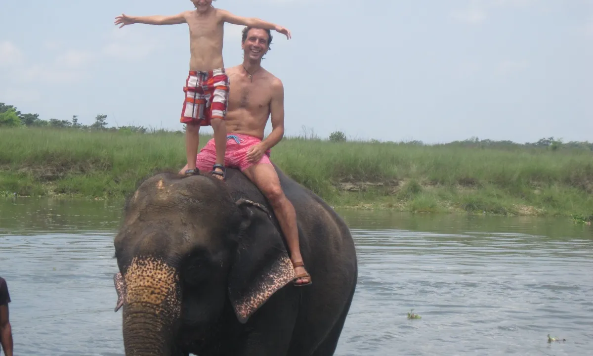 El Bernat i l'Albert sobre un elefant al Nepal