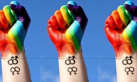 punys alçats contra l'homofòbia. Font Rompe armarios