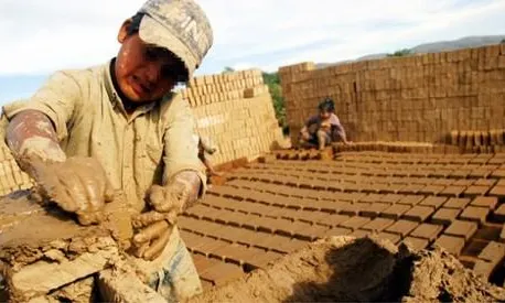 Nen treballant a la construcció. Font: Los Tiempos
