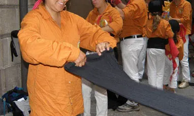 Una castellera nouvinguda recollint la seva faixa
