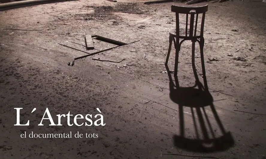 Imatge d'una cadira al terra de l'escenari del teatre del Centre Artesà