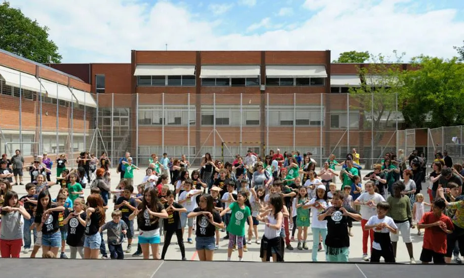 Alumnes de l'escola ballant la cançó "Som del Bosc". Foto: Sandra Gross