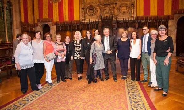 Professors de l'escola i l'alcalde Trias a l'acte institucional al Saló de Cent