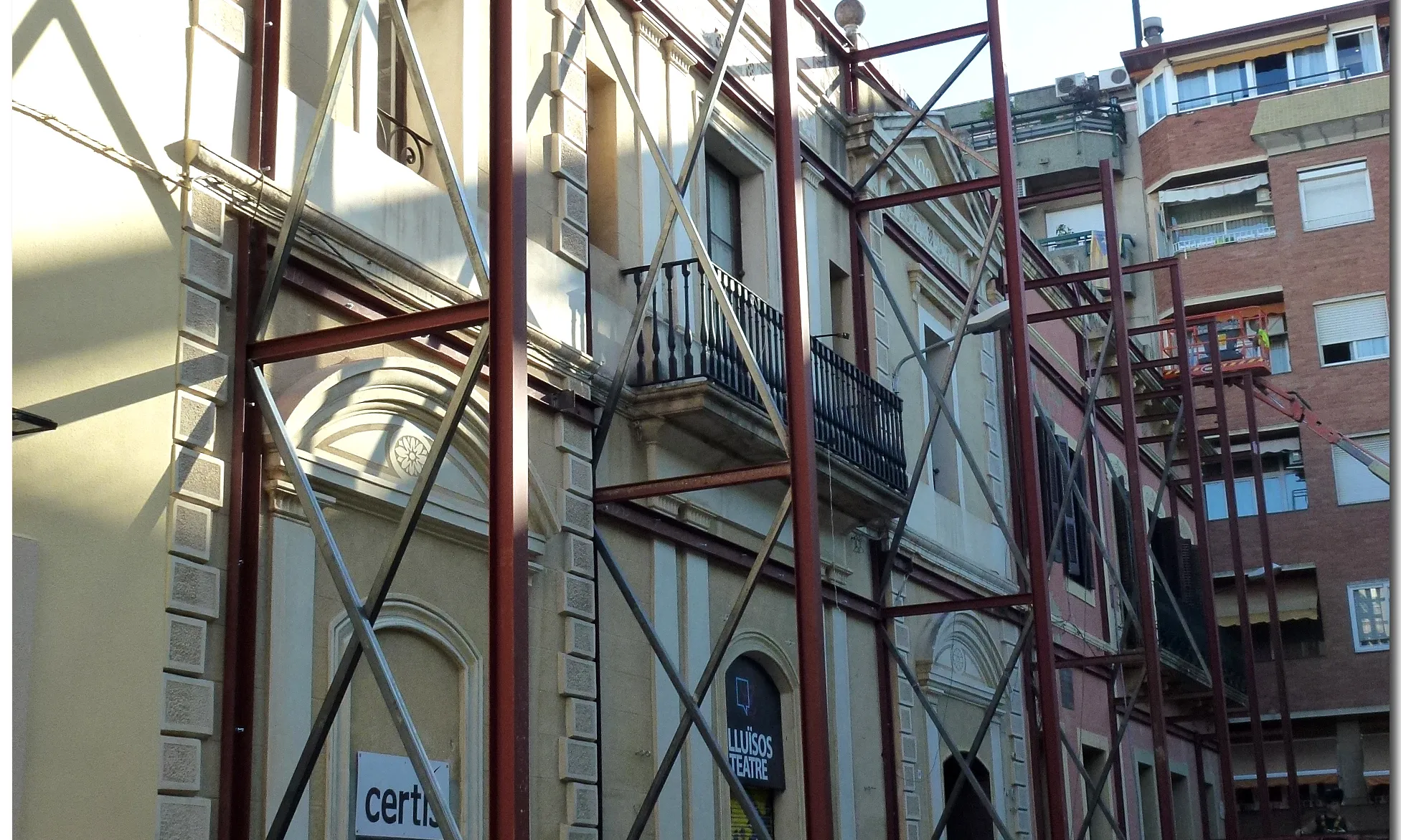 Façana de Lluïsos de Gràcia, actualment en obres