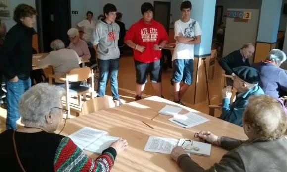 Els alumnes del projecte amb els avis de la residència. Foto: escola Hirukide