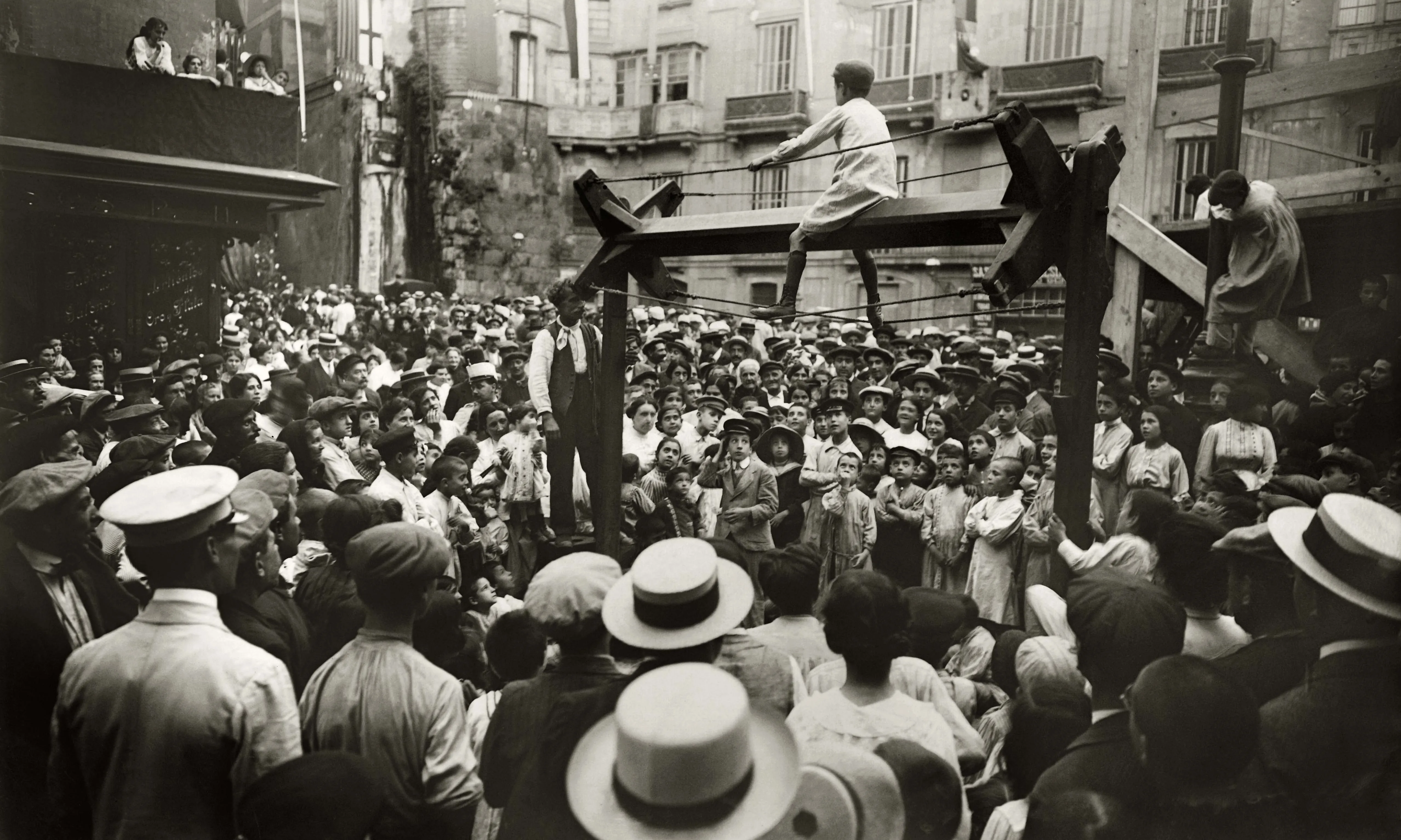 Imatge històrica del tradicional joc de la cucanya de les Festes de Sant Roc