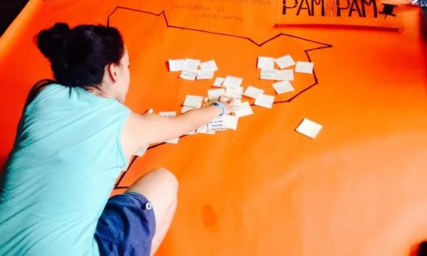 Treballant sobre el mapa Pam a Pam a una trobada