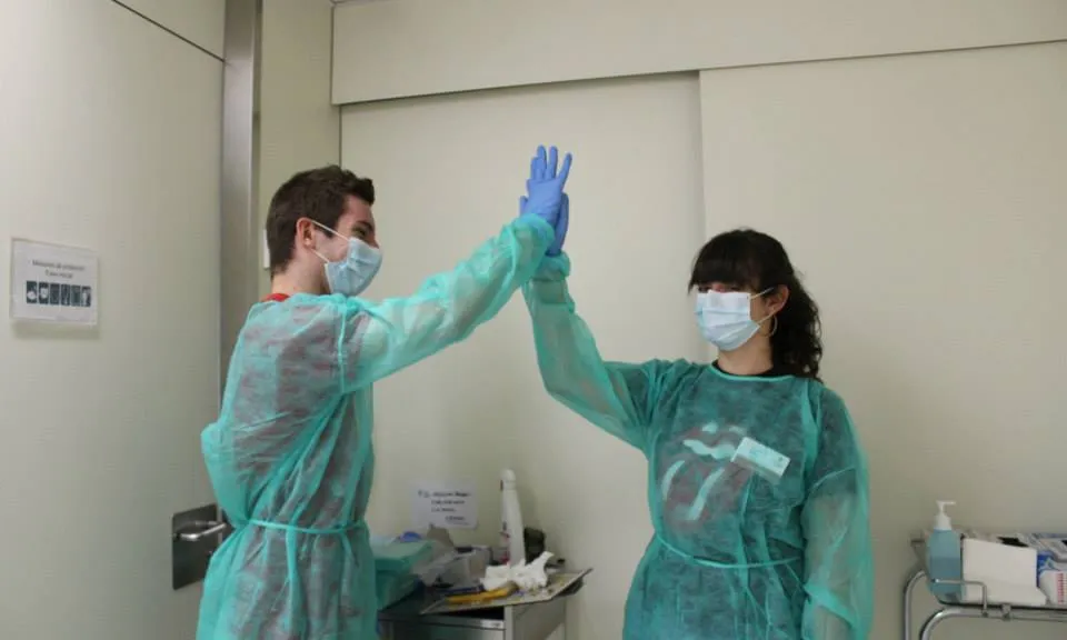 Voluntària i voluntari del Programa Sociosanitari de la FAS (Font: Clàudia Bañón