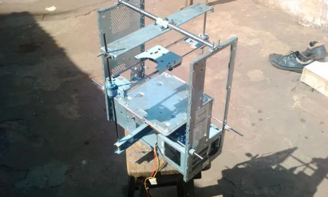 La carcassa d'un ordinador pot servir per instalar els rails d'impressió. 