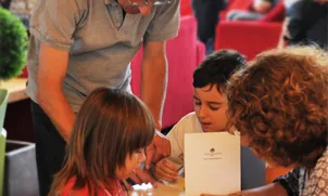 Foto d'una familia. Font: Associació Aprenem
