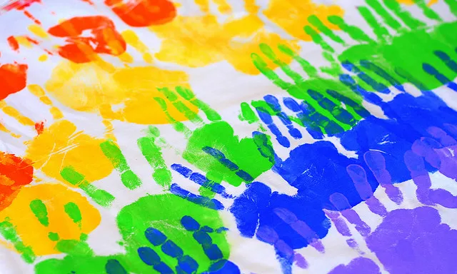 Imatge d'un mural pintat amb mans de diferents colors