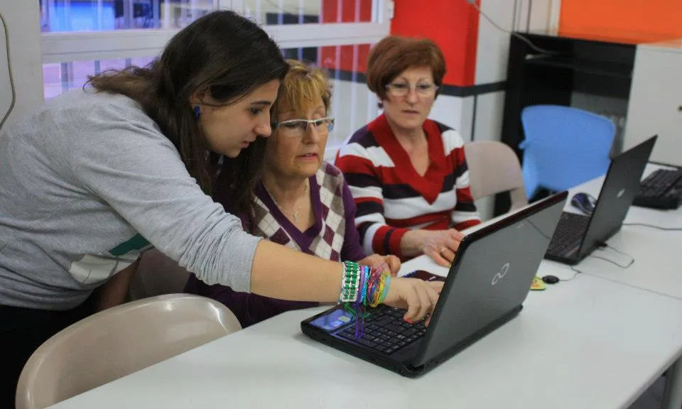 Voluntària i alumnes del Projecte Connecta Jove