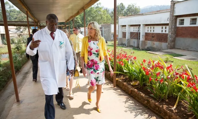 El Dr. Mukwege mostra l'hospital de panzi a visitants estrangers. Font: wikimedia.
